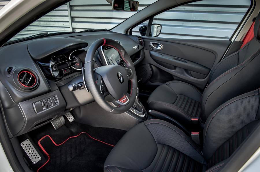 Интерьер Renault Clio R.S. 220 Trophy 2016 года  (фото 11 из 25)